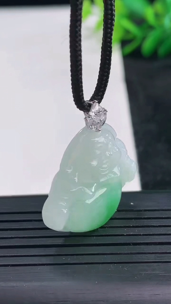 天然A货翡翠佛公吊坠尺寸24.5-26.1-5.9重量:6.20g
3月25日