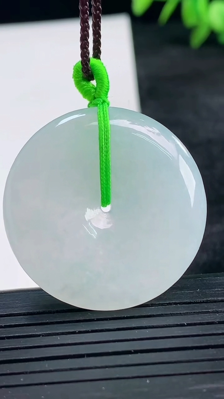 天然A货翡翠平安扣吊坠尺寸32.7-5.7重量:13.68g
3月25日