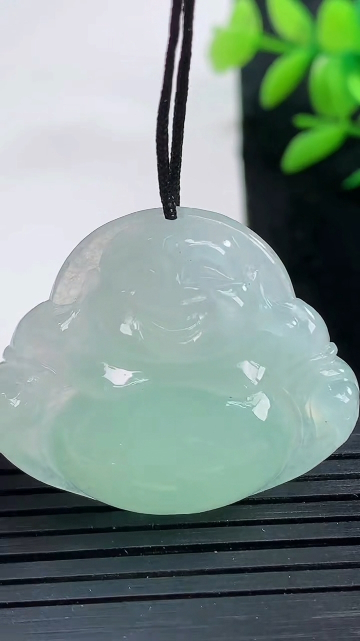 天然A货翡翠佛公吊坠尺寸29.2-34.7-6.3重量:9.36g
3月25日