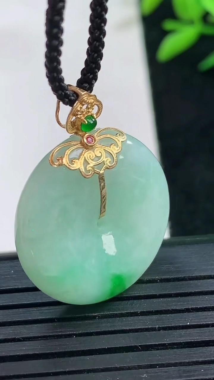 天然A货翡翠平安扣吊坠尺寸22.9-7重量:7.86g
3月25日