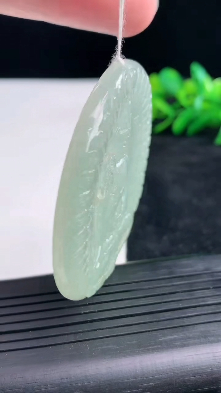 天然A货翡翠千手观音吊坠尺寸55.7-5重量:33.13g
3月25日