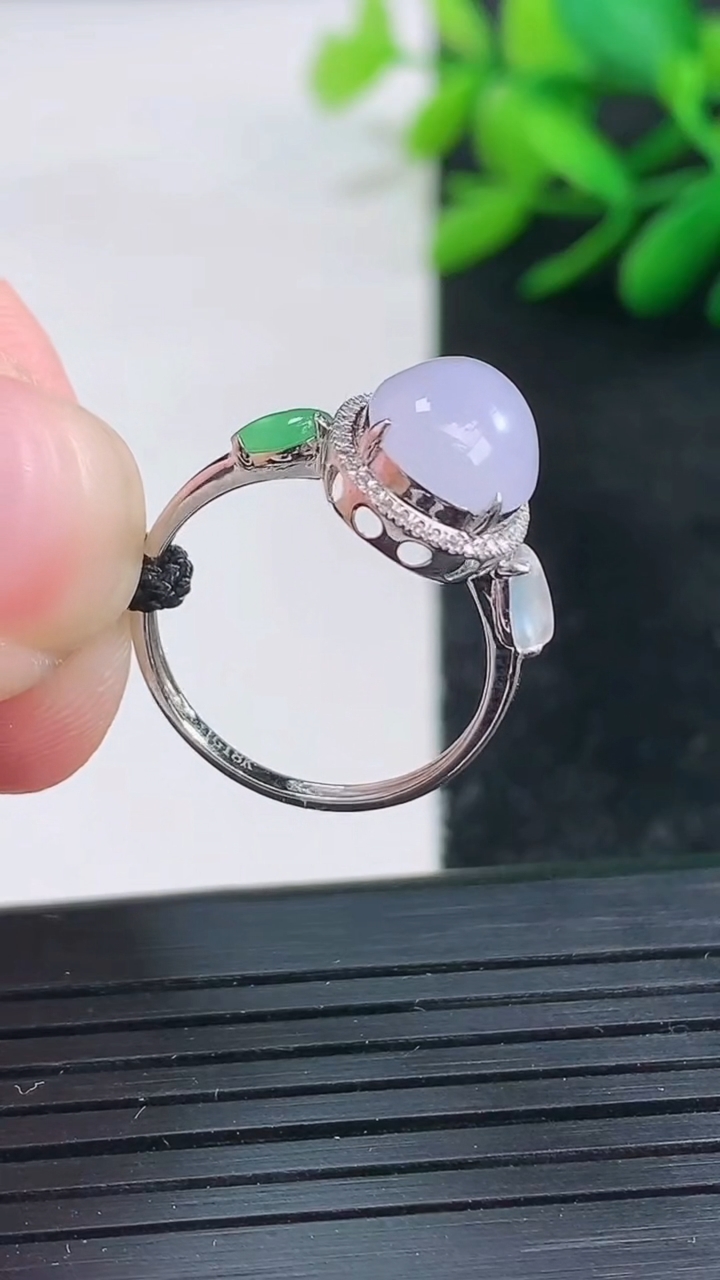 天然A货翡翠18K金紫罗兰蛋面戒指尺寸17.3-10.3-8.4重量:2.05g2026年3月25日
工厂直销收藏佳品,种好水足，色泽均匀，有种有色，上手高大气！