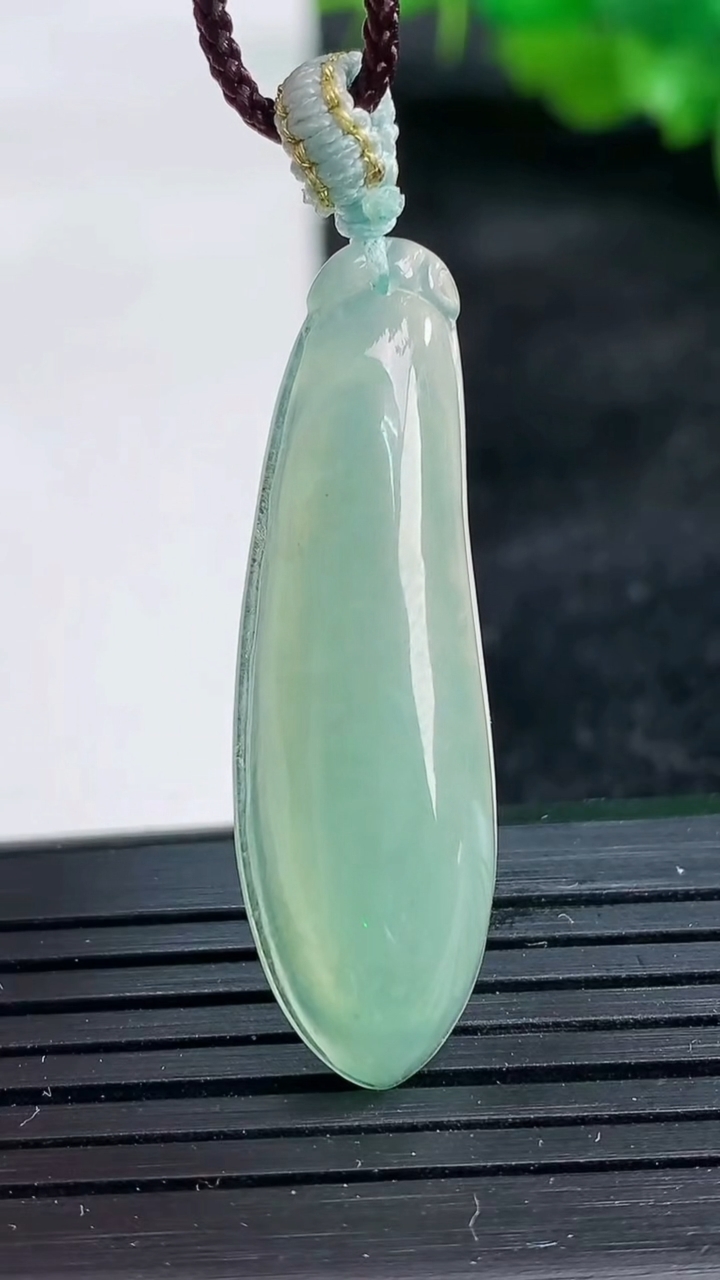 天然A货翡翠福瓜吊坠尺寸38.2-11.6-5.6重量:4.52g
3月25日