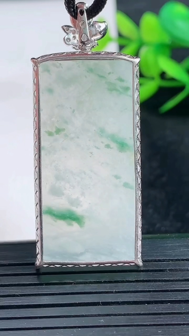 天然A货翡翠种飘花无事牌吊坠尺寸48.8-38.6-20-5.9重量:2.48g
3月25日