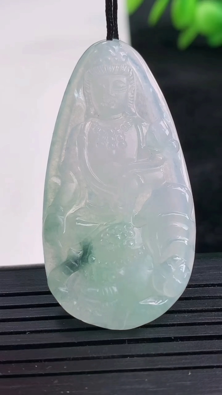 天然A货翡翠飘花普贤菩萨吊坠尺寸45.3-23.7-4.6重量:9.28g
3月25日