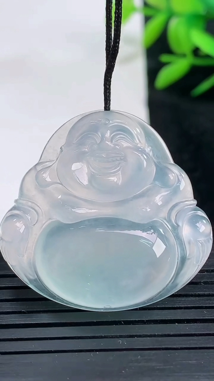 天然A货翡翠种白冰佛公吊坠尺寸31.4-33.2-6.2重量:10.65g
3月25日