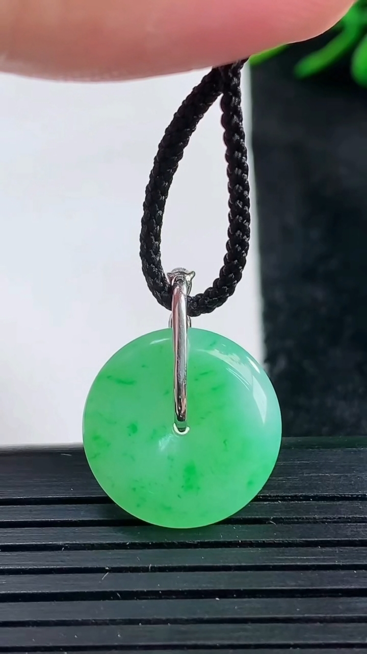 天然A货翡翠平安扣吊坠尺寸17.1-4.2重量:2.95g
3月25日