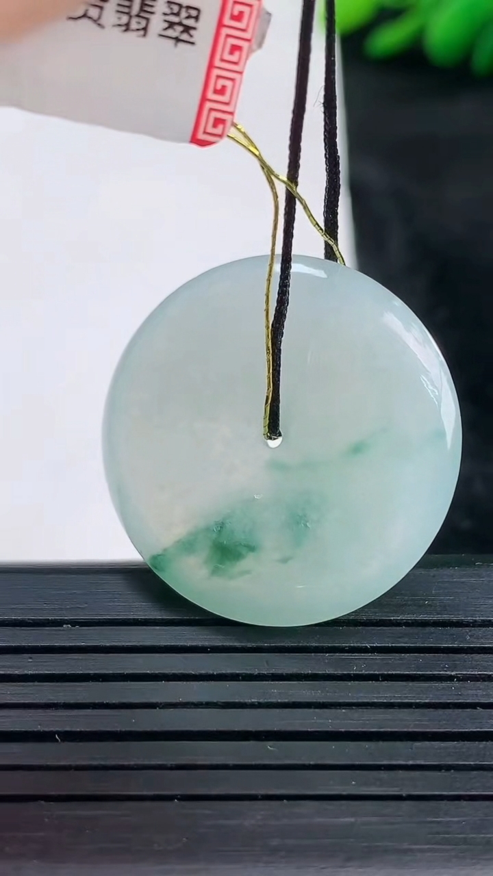 天然A货翡翠飘花平安扣吊坠尺寸27.7-5.1重量:8.61g
3月25日