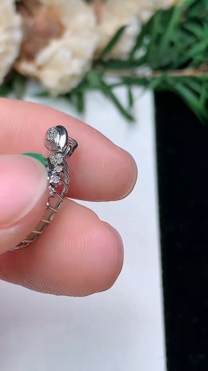 天然A货翡翠蛋面吊坠，尺寸21-13.3-8.4，裸石12-10.3，重量:2.33g
3月25日