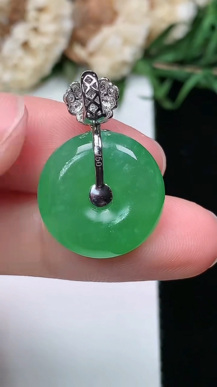 天然A货翡翠平安扣吊坠，尺寸16.9-5.7，重量:4.00g
3月25日