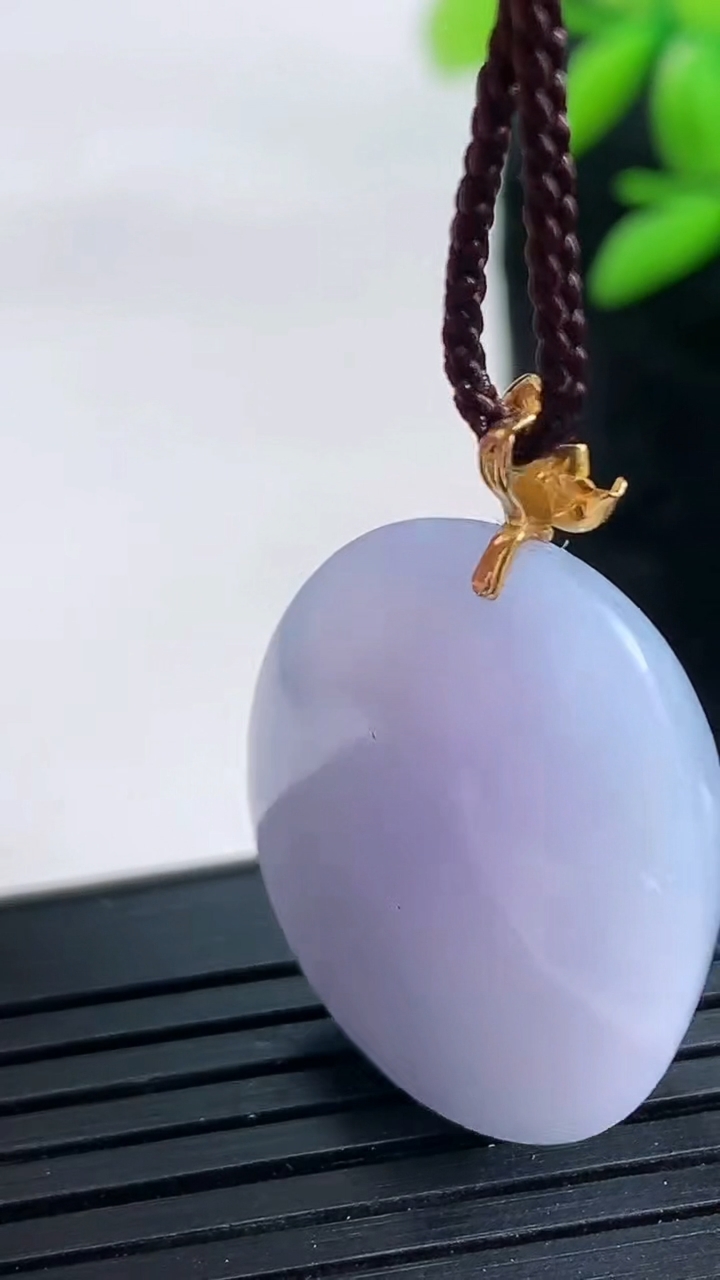 天然A货翡翠18K金紫罗兰蛋面吊坠尺寸26.4-22.1-11.4重量:10.91g
3月25日