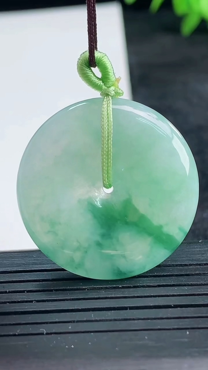 天然A货翡翠飘花平安扣吊坠尺寸30.3-5.1重量:10.33g
3月25日