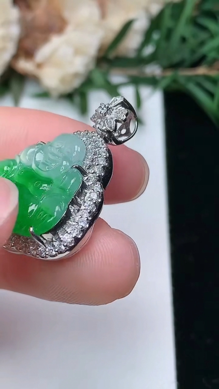 天然A货翡翠佛公吊坠，尺寸26.4-19.9-8.3，裸石15.3-17.5，重量:5.87g
3月25日