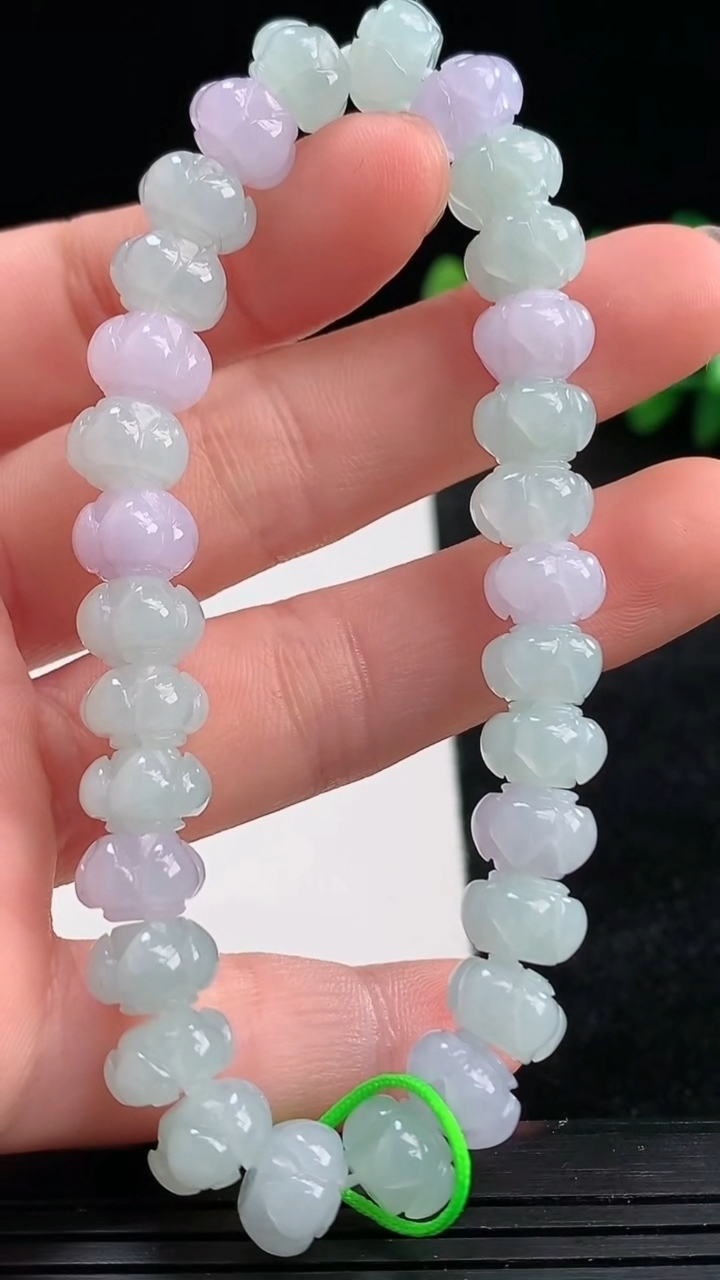 天然A货翡翠紫罗兰莲花手串尺寸8.5-5.9-30颗重量:22.26g3月25日
工厂直销收藏佳品,种好水足，色泽均匀，有种有色，上手高大气！