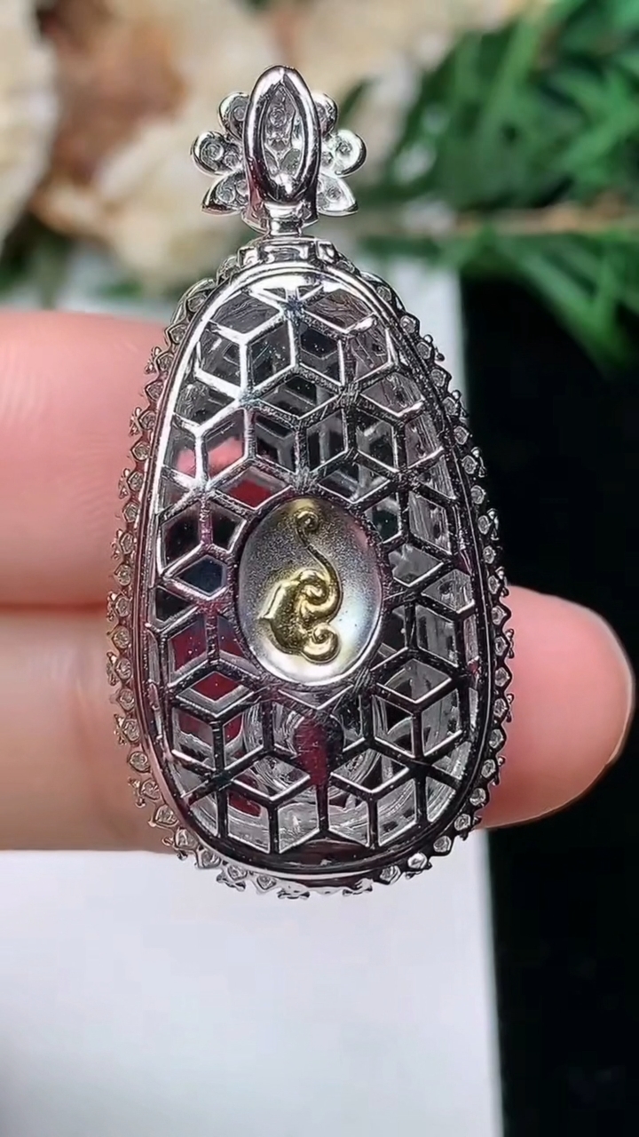 天然A货翡翠如意吊坠，尺寸35.4-17.3-9.6，裸石24.4-14.2，重量:7.00g
3月25日