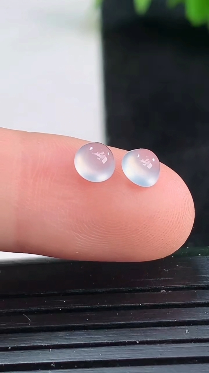 天然A货翡翠蛋面镶嵌件一对尺寸4.7-2.9重量:0.22g
3月25日