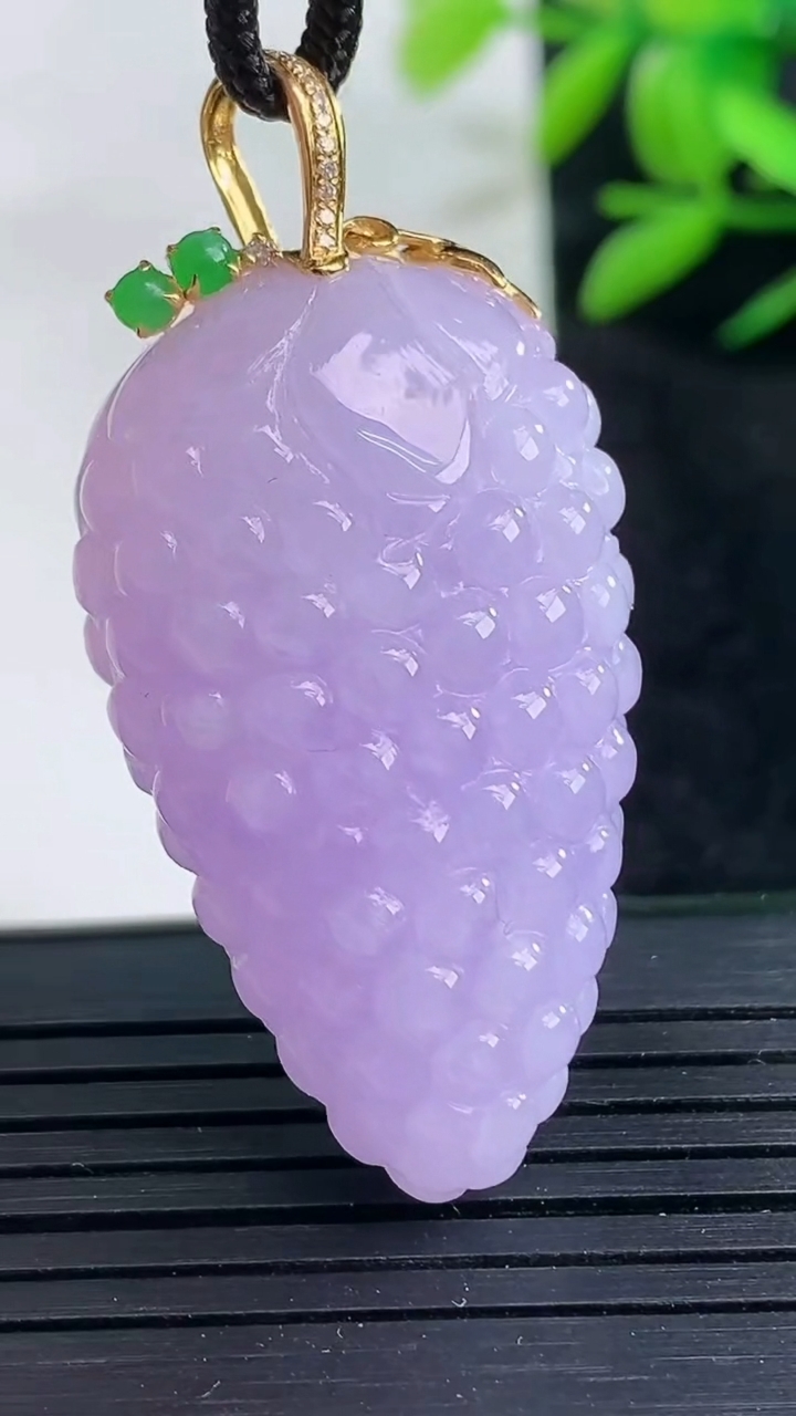 天然A货翡翠18K金紫罗兰多子多福 葡萄吊坠尺寸38.7-22.4-11.9重量:17.77g
3月25日