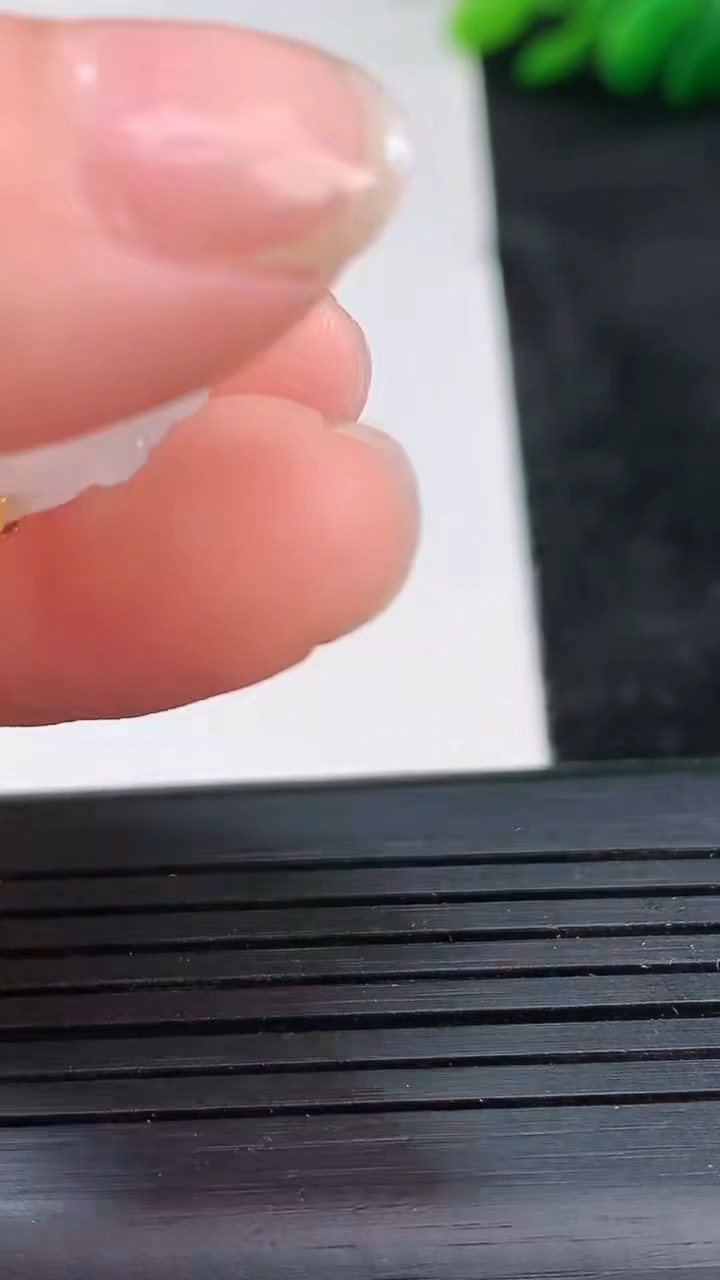 天然A货翡翠生肖猪吊坠尺寸17.2-13.9-7.9重量:4.19g
3月25日