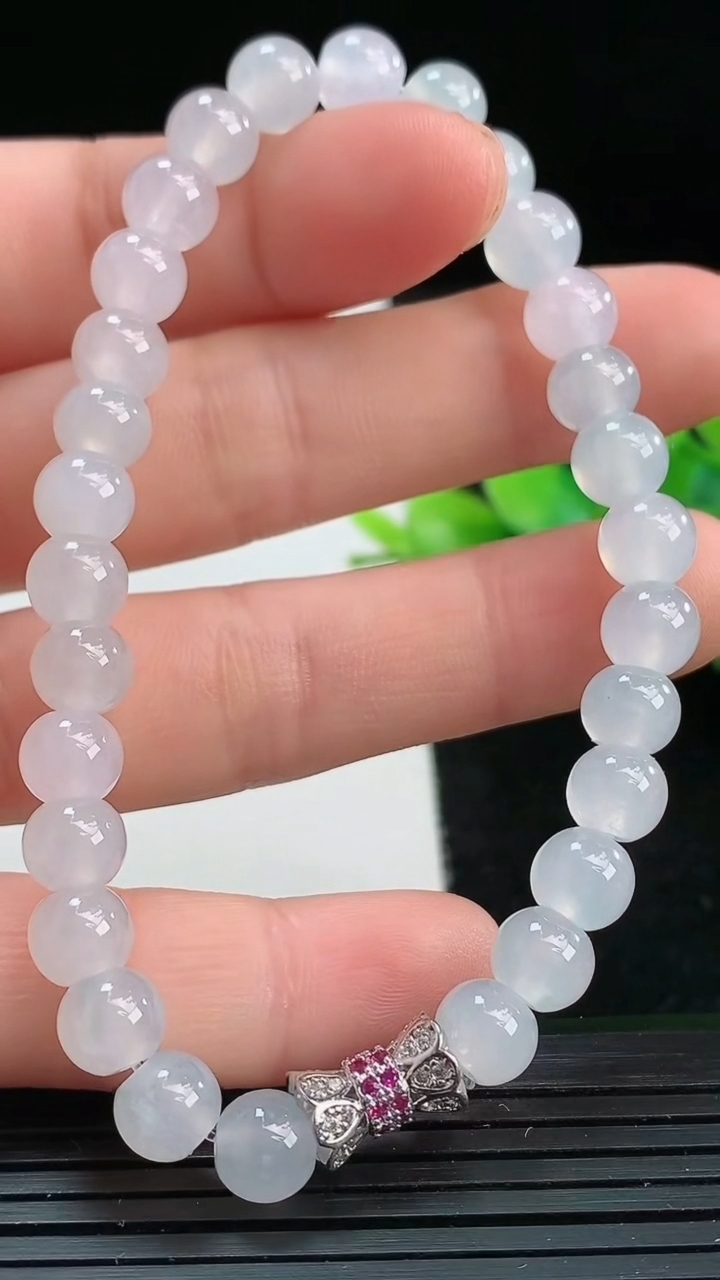 天然A货翡翠圆珠手串尺寸6.6-29颗重量:15.83g3月25日
工厂直销收藏佳品,种好水足，色泽均匀，有种有色，上手高大气！