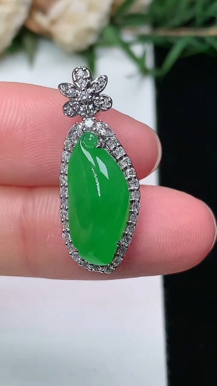 天然A货翡翠福瓜吊坠，尺寸25.6-9.8-8.8，裸石16-7.3，重量:3.14g
3月25日