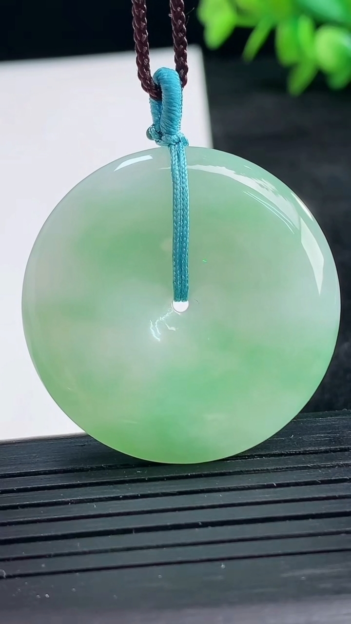 天然A货翡翠平安扣吊坠尺寸35.8-5.9重量:16.01g
3月25日