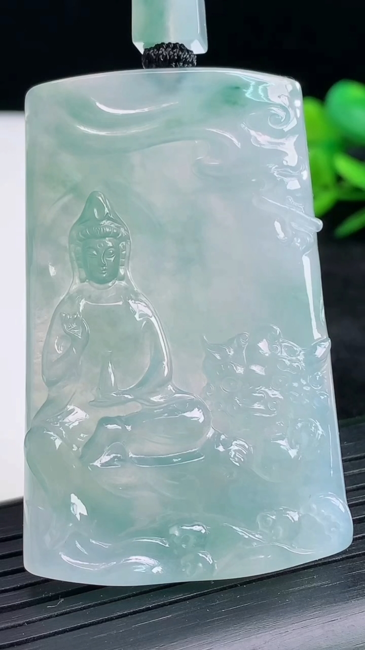 天然A货翡翠种飘花文殊菩萨吊坠尺寸58.2-37.8-5.4重量:35.32g
3月25日