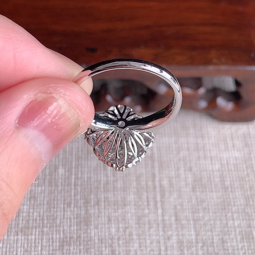 天然A货翡翠18K金伴钻镶嵌阳绿蛋面戒指 圈口17.5裸石
尺寸9.7-8mm 重量4.38g 0324