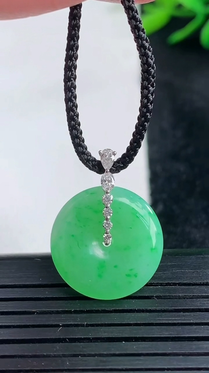 天然A货翡翠平安扣吊坠尺寸17.1-4.2重量:2.95g
3月25日