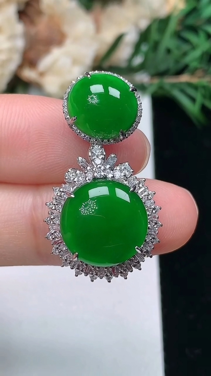 天然A货翡翠蛋面吊坠，尺寸30.3-17-9，裸石12，重量:4.29g
3月25日