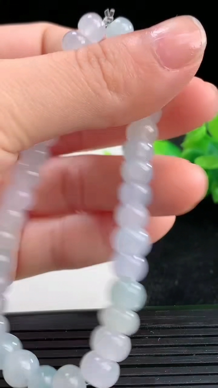 天然A货翡翠算盘珠手串尺寸6.3-4.3重量:17.72g3月25日
工厂直销收藏佳品,种好水足，色泽均匀，有种有色，上手高大气！