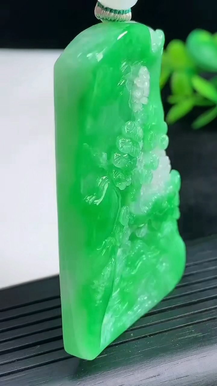 天然A货翡翠山水牌吊坠尺寸55.5-35.7-7.6重量:41.02g
3月25日