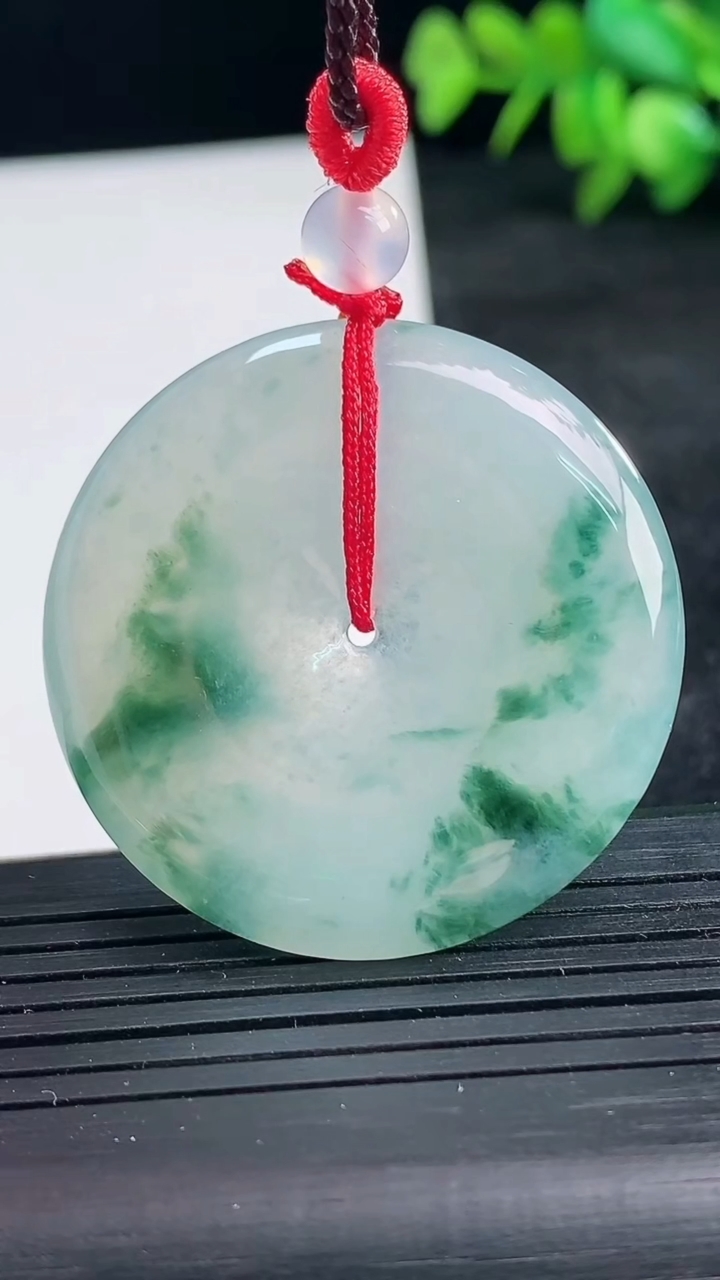 天然A货翡翠冰种飘花平安扣吊坠尺寸37-5.7重量:17.30g
3月25日