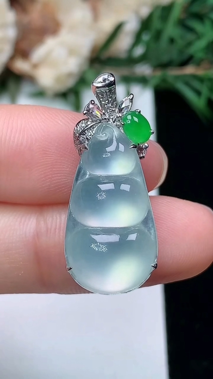 天然A货翡翠白冰福豆吊坠，尺寸21-11.6-7.8，重量:3.74g
3月25日