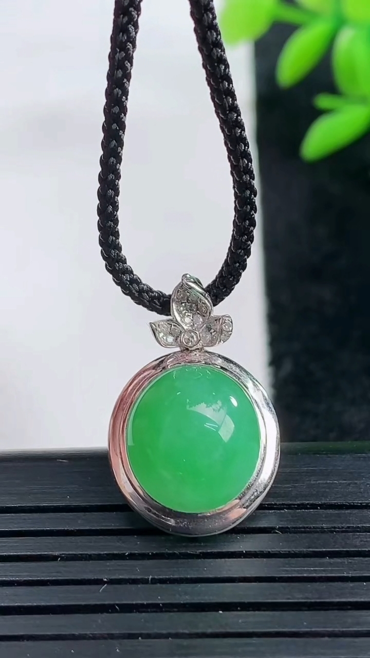 天然A货翡翠蛋面吊坠尺寸22.4-14.6-8.3裸石12-11重量:2.86g
3月25日