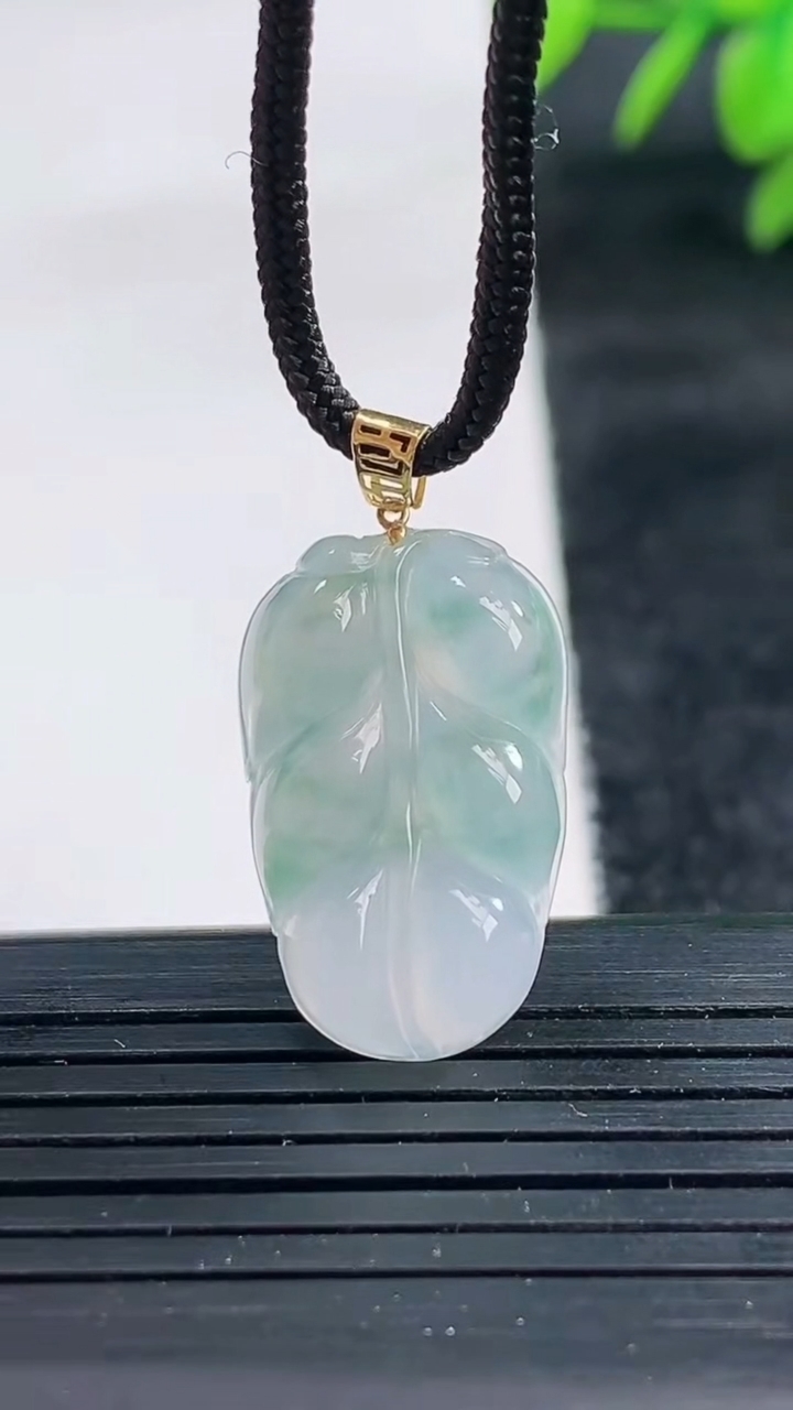 天然A货翡翠18K金飘花金枝玉叶 叶子吊坠尺寸22.3-13.7-4.9重量:2.97g
3月25日