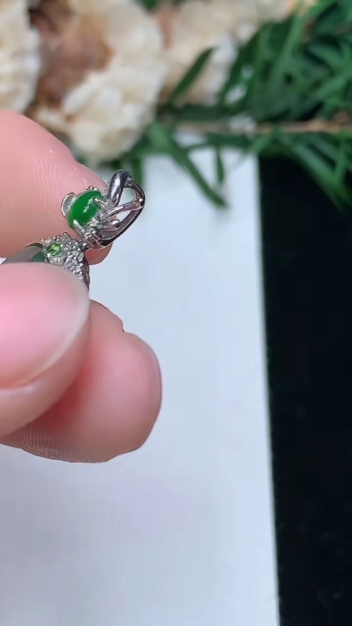 天然A货翡翠飘花爱心吊坠，尺寸22.8-16.4-5，裸石12-13，重量:2.65g
3月25日