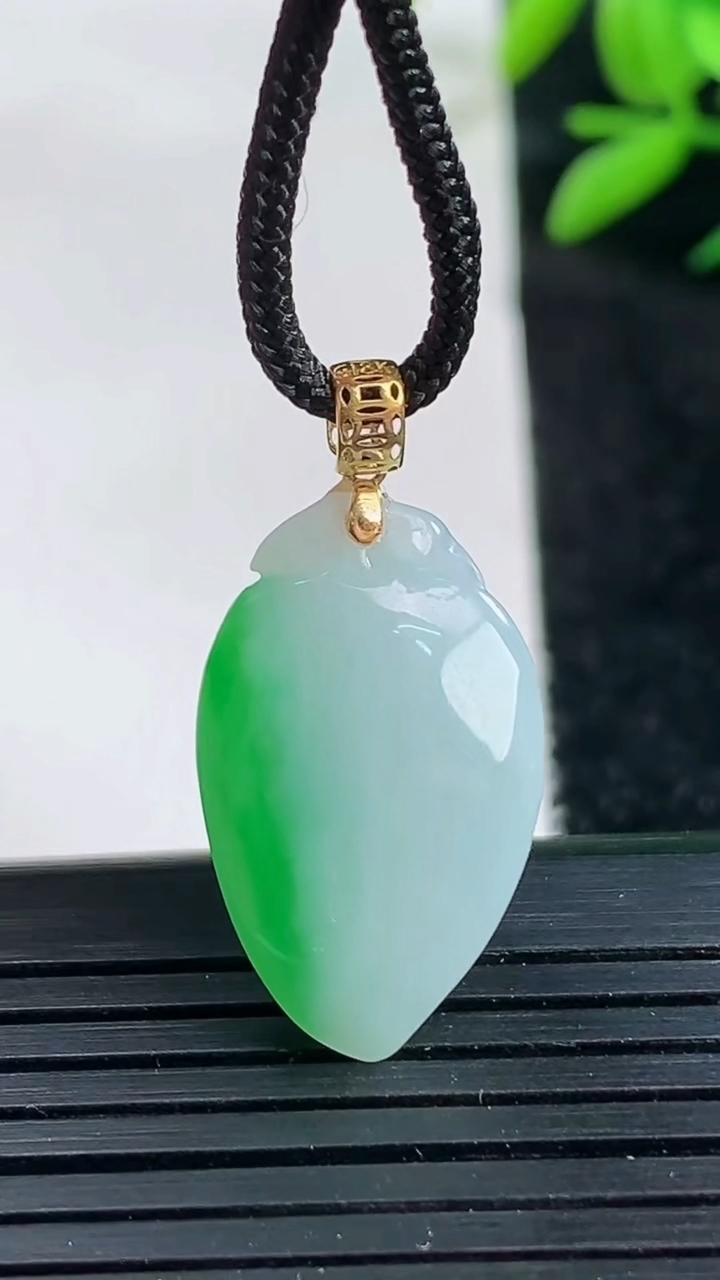 天然A货翡翠寿桃吊坠尺寸23.1-14-9重量:4.62g
3月25日