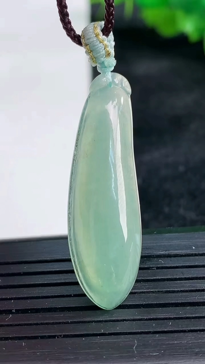 天然A货翡翠福瓜吊坠尺寸38.2-11.6-5.6重量:4.52g
3月25日