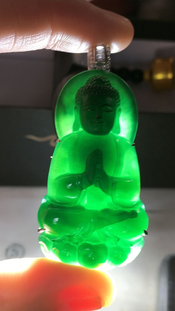 天然A货翡翠18K金伴钻镶嵌墨翠大日如来吊坠 打灯全透 
尺寸55-47-25.5-10.3mm 重量24.66g 0324