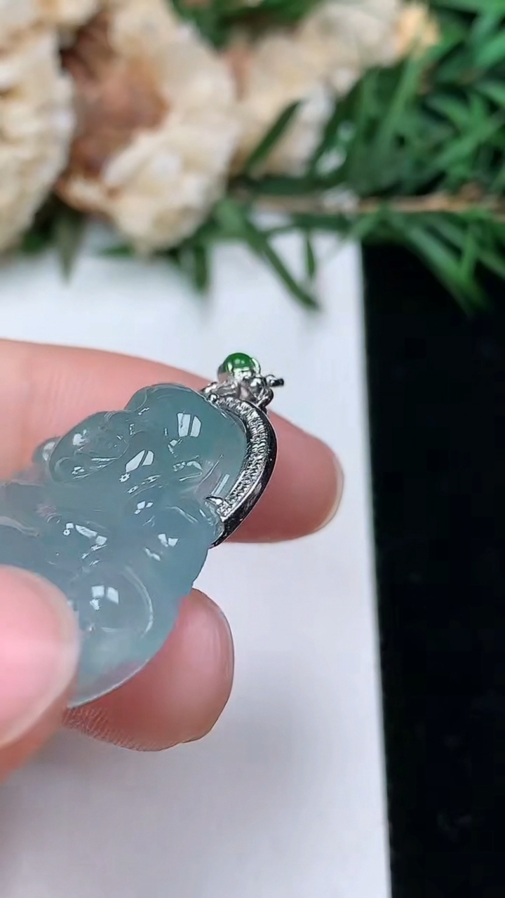 天然A货翡翠佛公吊坠，尺寸24-29-7，重量:8.00g
3月25日