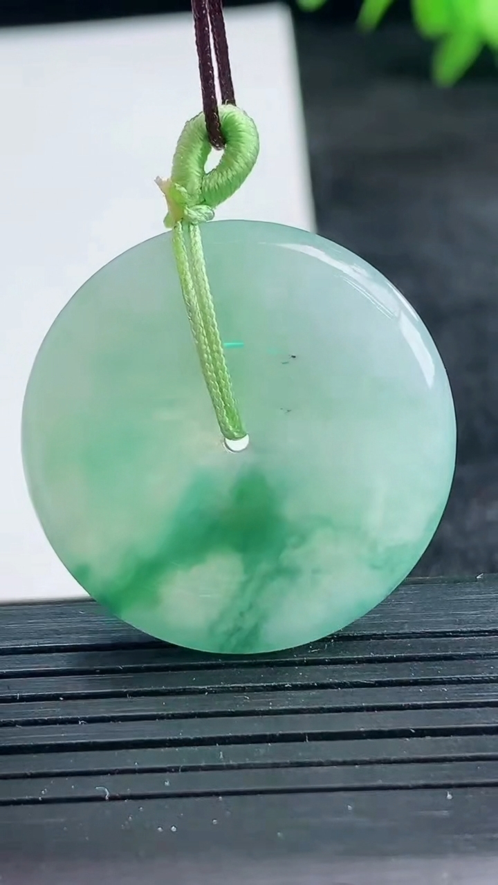 天然A货翡翠飘花平安扣吊坠尺寸30.3-5.1重量:10.33g
3月25日