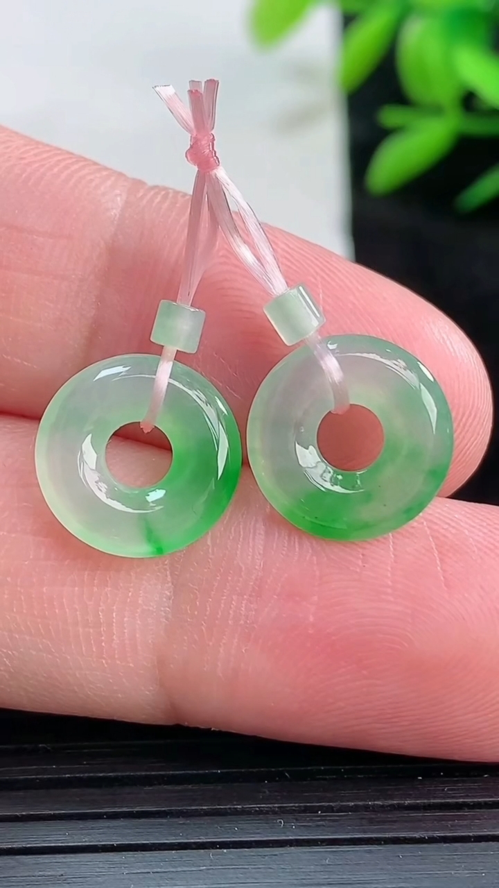 天然A货翡翠平安环吊坠一对尺寸11.6-2.5重量:1.63g
3月25日