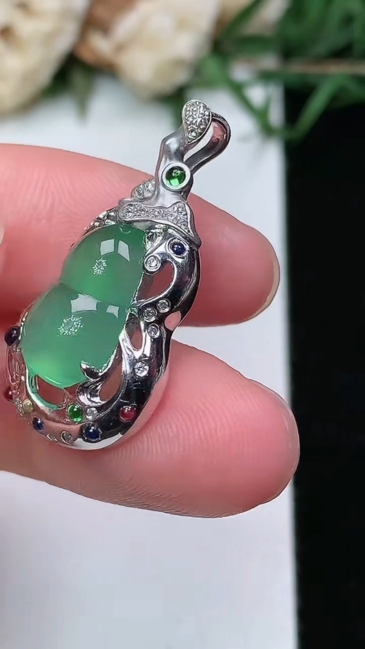 天然A货翡翠葫芦吊坠，尺寸26.9-15-7.3，裸石12.5-8.6，重量:3.17g
3月25日