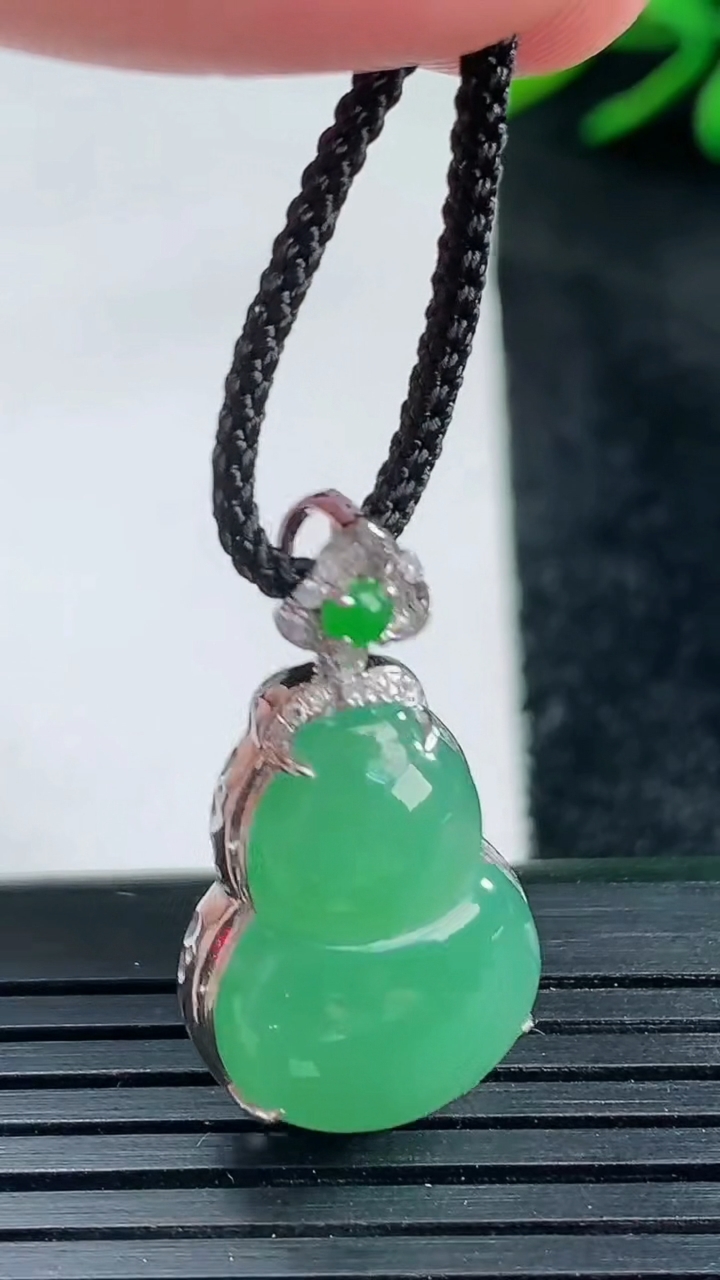 天然A货翡翠葫芦吊坠尺寸27.1-18.5-15.1-7.6重量:3.17g
3月25日
