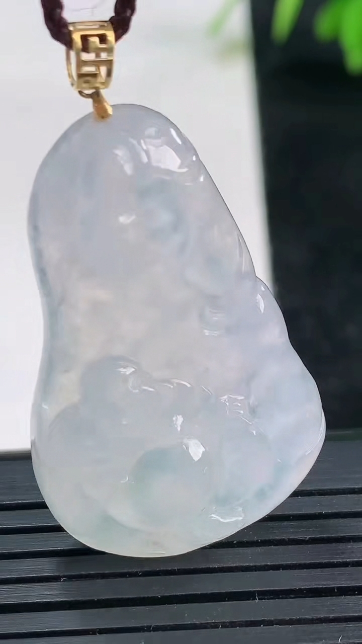 天然A货翡翠种白冰逍遥佛吊坠尺寸36.7-23.4-6.6重量:9.46g
3月25日
