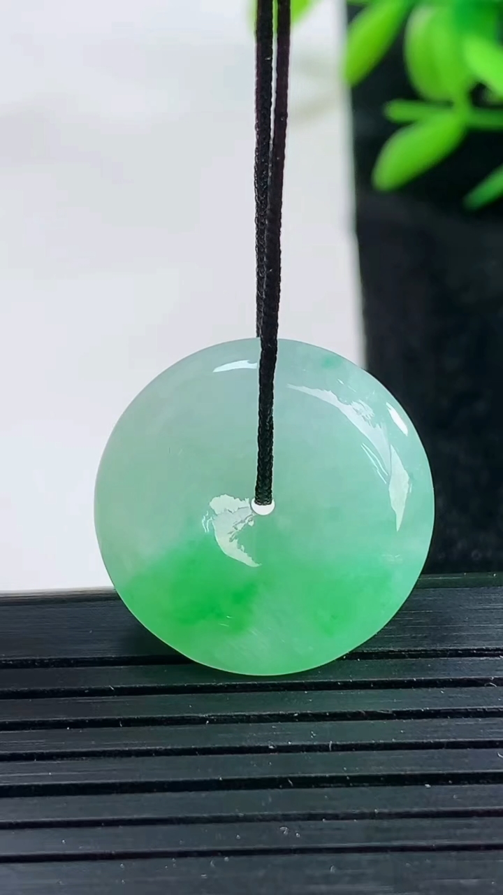 天然A货翡翠平安扣吊坠尺寸21.3-5.8重量:5.74g
3月25日