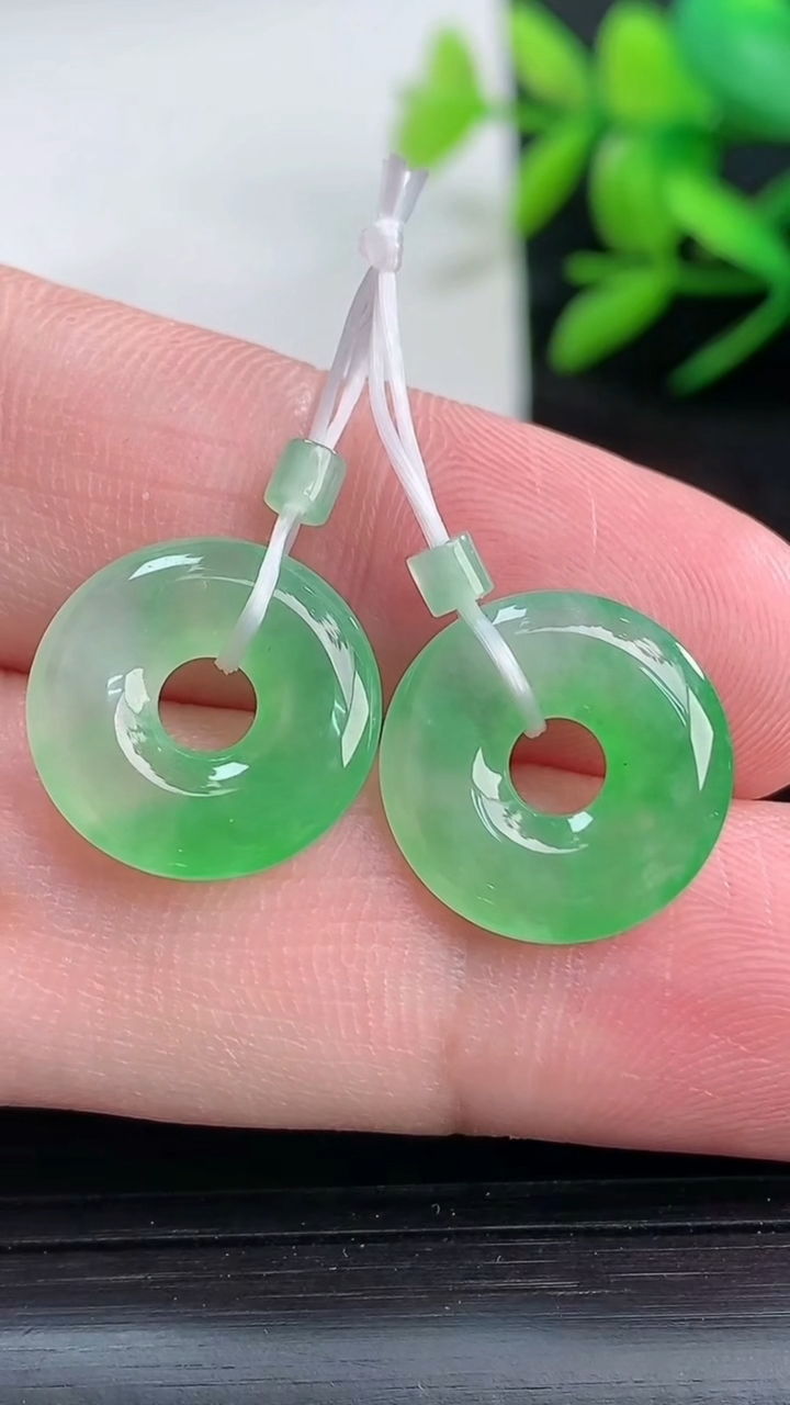 天然A货翡翠平安环吊坠一对尺寸14.5-2.6重量:2.40g
3月25日