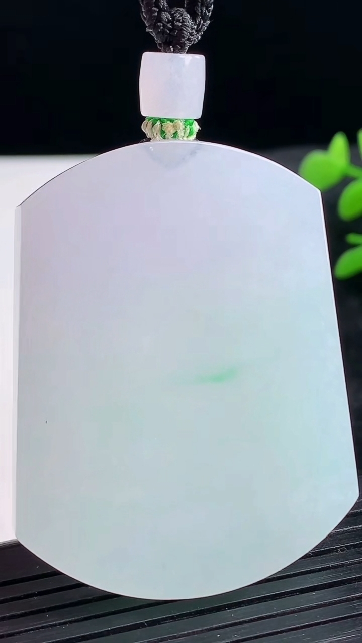 天然A货翡翠无事牌吊坠尺寸51.2-39.3-7重量:45.62g
3月25日