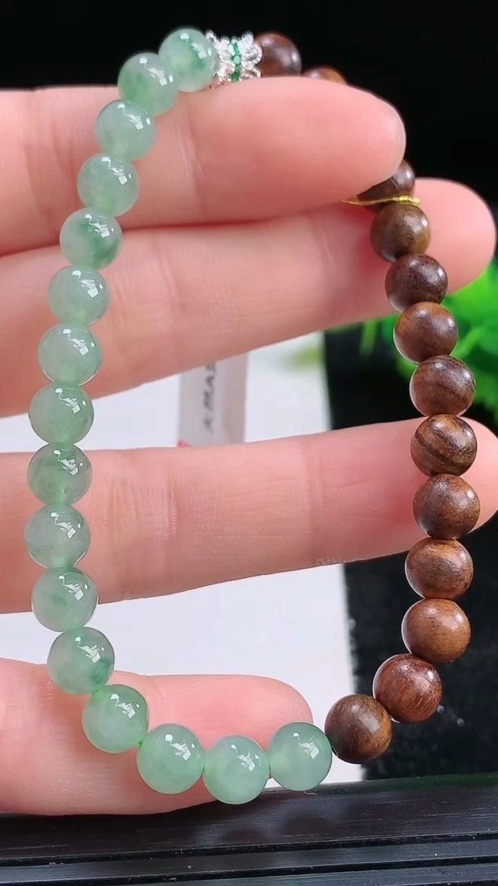 天然A货翡翠檀香圆珠手串尺寸5.7重量:7.77g3月25日
工厂直销收藏佳品,种好水足，色泽均匀，