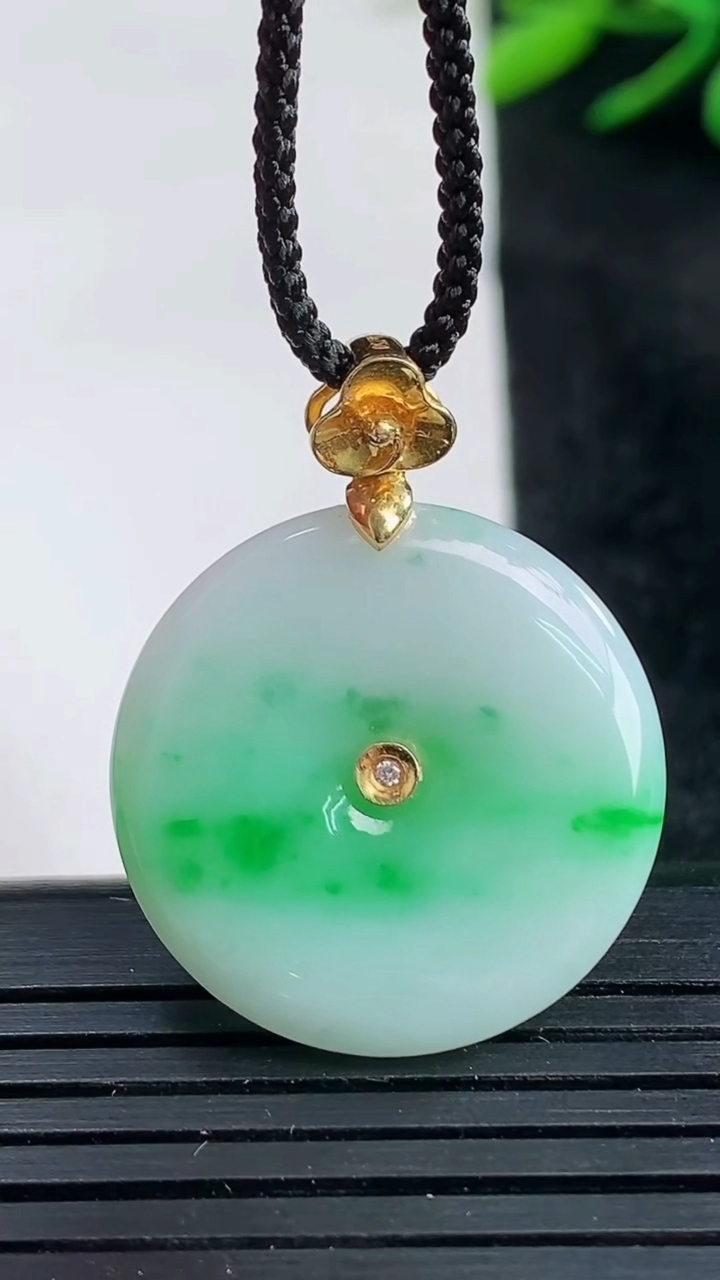 天然A货翡翠平安扣吊坠尺寸23.5-4.7重量:6.68g
3月25日